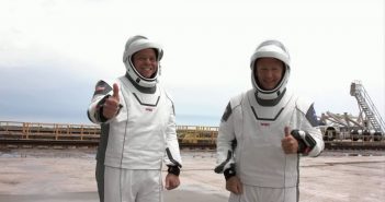 Robert Behnken oraz Douglas Hurley przy wyrzutni LC-39A - 25.05.2020 / Credits - NASA TV