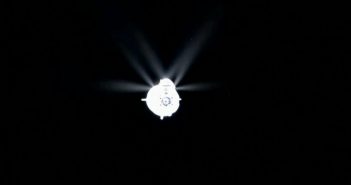 Misja SpX-DM2: kapsuła Dragon 2 zbliża się do ISS / Credits - NASA TV, SpaceX