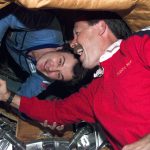 Przywitanie na orbicie - astronauta misji STS-71 oraz członek załogi lotu EO-18 na stację Mir / Credits- NASA