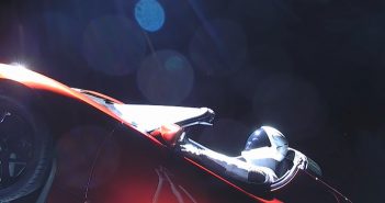 Tesla Roadster i Starman kilka godzin po starcie Falcona Heavy / Credits - SpaceX