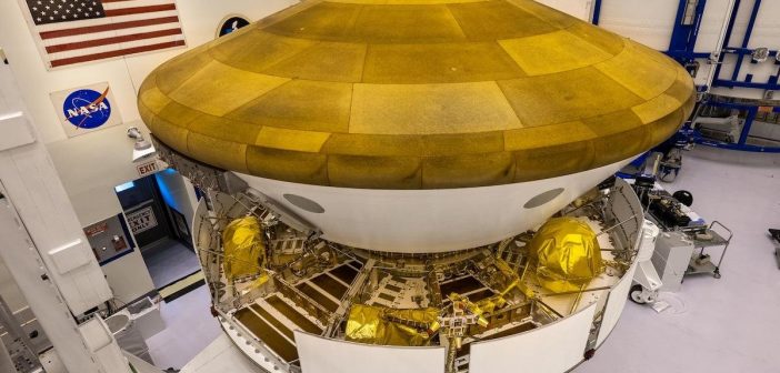 Mars 2020 - całość po złożeniu (osłona termiczna, schowany łazik oraz stopień międzyplanetarny) / Credits - NASA/Christian Mangano