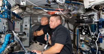 Astronauci misji SpX-DM2 - już na pokładzie ISS - zdjęcie z 1 czerwca 2020 / Credits - NASA