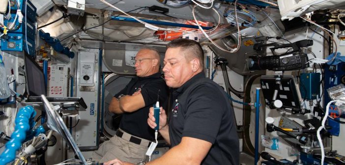 Astronauci misji SpX-DM2 - już na pokładzie ISS - zdjęcie z 1 czerwca 2020 / Credits - NASA