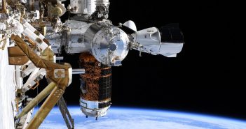 Spojrzenie na kapsułę Dragon 2 oraz japoński statek HTV z perspektywy "końca" kratownicy Stacji - spacer EVA-65 / Credits - NASA