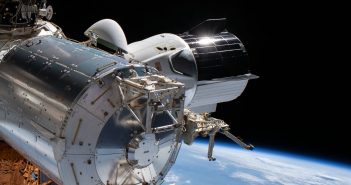 Zdjęcie kapsuły Dragon 2, wykonane podczas EVA-66 / Credits - NASA