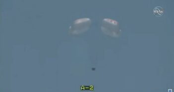 Końcowe etapy schodzenia kapsuły Dragon 2 pod spadochronami - misja SpX-DM2 / Credits - NASA TV