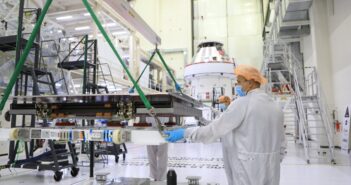 Instalacja paneli słonecznych do MPCV Orion dla misji Artemis-1 (2020 rok) / Credits - NASA