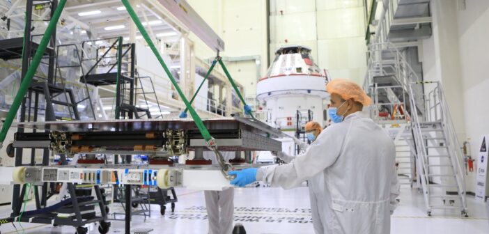 Instalacja paneli słonecznych do MPCV Orion dla misji Artemis-1 (2020 rok) / Credits - NASA
