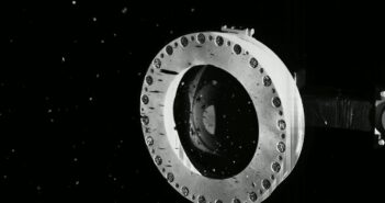 Zdjęcie zasobnika misji OSIRIS-REx i uciekające cząstki / Credits - NASA/Goddard/University of Arizona