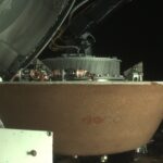 Zasobnik z próbkami materii Bennu wewnątrz kapsuły powrotnej OSIRIS-REx / Credits - NASA