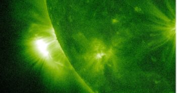 Kilka godzin po fazie maksymalnej rozbłysku - nadal widoczna podwyższona aktywność / Credits - SDO , NASA