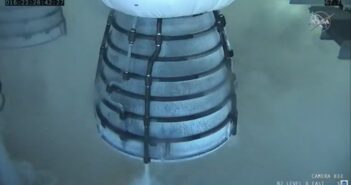 Jeden z silników RS-25 tuż po przerwaniu testu Green Run / Credits - NASA TV