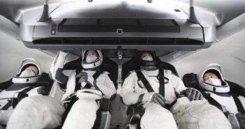 Załoga misji Crew-2 / Credits - NASA