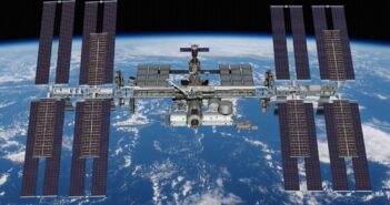 Grafika prezentująca sześć paneli iROSA / Credits - NASA