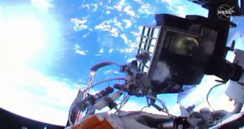 Ujęcie z "helmet cam" wykonane podczas spaceru EVA-70 / Credits - NASA TV