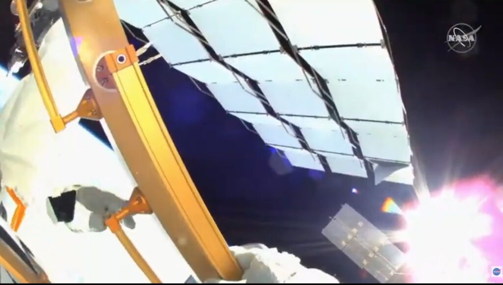 Widok z nowej "helmet cam" - spacer EVA-71 / Credits - NASA TV