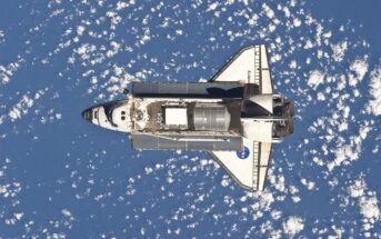 Prom Discovert zbliża się do ISS - misja STS-133 / Credits - NASA