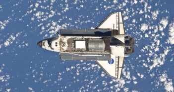 Prom Discovert zbliża się do ISS - misja STS-133 / Credits - NASA