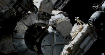 Początek spaceru EVA-73 / Credits - NASA TV