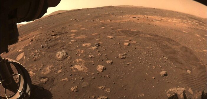 Ślady po pierwszej jeździe łazika Mars 2020 / Credits - NASA/JPL-Caltech