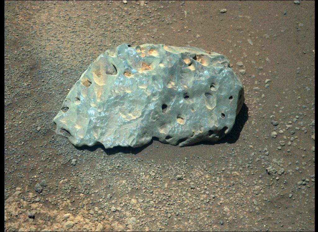 Prawdopodobny meteoryt zbadany przez łazik Perseverance / Credits - NASA, JPL