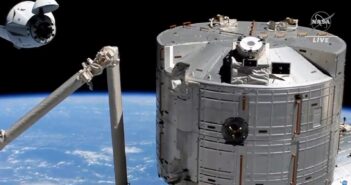 Misja Crew-2 - kapsuła Dragon 2 zbliża się do ISS / Credits - NASA TV
