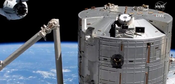 Misja Crew-2 - kapsuła Dragon 2 zbliża się do ISS / Credits - NASA TV