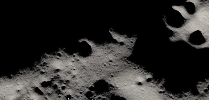 Cienie wokół południowego bieguna na Księżycu / Credits - NASA