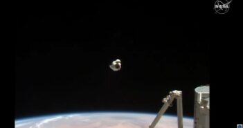 Ujęcie podczas relokacji Dragona 2 - 05.04.2021 / Credits - NASA TV