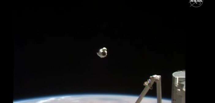 Ujęcie podczas relokacji Dragona 2 - 05.04.2021 / Credits - NASA TV