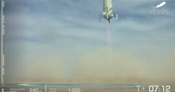 Tuż przed lądowaniem rakiety New Shepard / Credits - Blue Origin