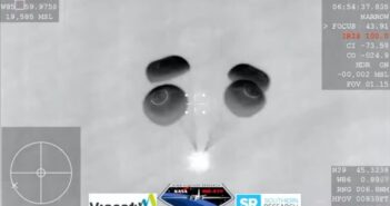 Kapsuła Dragon na spadochronach w końcowym etapie powrotu - misja Crew-1 / Credits - SpaceX