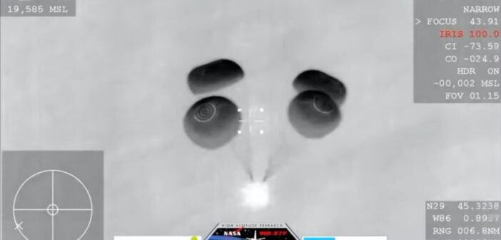 Kapsuła Dragon na spadochronach w końcowym etapie powrotu - misja Crew-1 / Credits - SpaceX