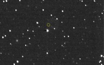 Żółtym okręgiem oznaczone zostało miejsce, w którym znajdować powinien się Voyager 1, wystrzelony w 1977 roku. Sonda ta jako pierwszy obiekt wysłany przez ludzi opuściła Układ Słoneczny. Źródło: NASA/ Johns Hopkins APL/ SwRI