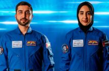 Zdjęcie prezentujące nowych emirackich astronautów - Muhammeda AlMullę i Norę Matroushi (zdjęcie: WAM News Agency/The Associated Press)