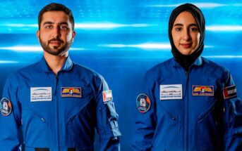 Zdjęcie prezentujące nowych emirackich astronautów - Muhammeda AlMullę i Norę Matroushi (zdjęcie: WAM News Agency/The Associated Press)