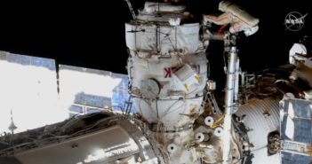 Prace podczas spaceru VKD-48 / Credits - NASA TV