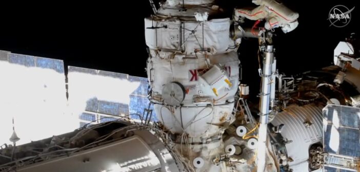 Prace podczas spaceru VKD-48 / Credits - NASA TV