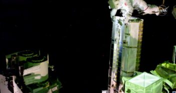 Thomas Pesquet trzyma zestaw paneli iROSA - spacer EVA-74 / Credits - NASA TV