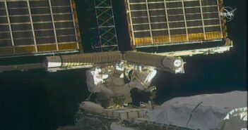Prace przy pierwszym zestawie paneli iROSA - przełożenie części do końcowej konfiguracji (EVA-75) / Credits - NASA TV
