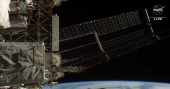 Drugi panel iROSA w trakcie rozkładania - EVA-76 / Credits - NASA TV