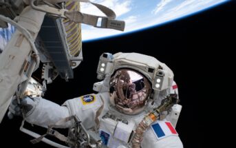 Zdjęcie z EVA-75 - Francuz Thomas Pesquet podczas prac przy panelu iROSA / Credits - NASA