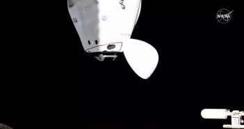 Kapsuła Dragon 2 (misja Crew-2) zbliża się do PMA-3/IDA-3 / Credits - NASA TV