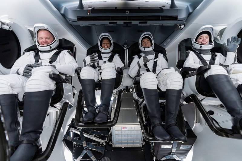 Załoga statku Crew Dragon w misji Inspiration4 – pierwszego lotu z załogą złożoną wyłącznie z turystów (źródło: SpaceX)