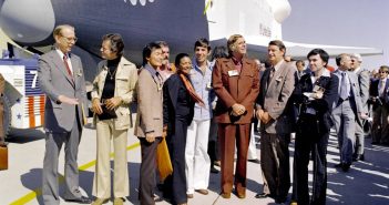Gene Roddenberry i obsada Star Treka na tle wahadłowca Enterprise (źródło: strona główna NASA)