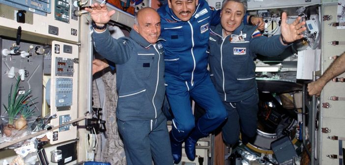 Dennis Tito (z lewej) na pokładzie rosyjskiej części Międzynarodowej Stacji Kosmicznej (moduł Zwiezda) w 2001 r. (źródło: NASA)