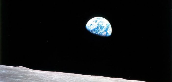 Earthrise - zdjęcie Ziemi wykonane przez Billa Andersa (źródło: NASA).