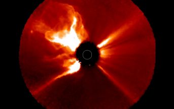 CME wywołane przez prawdopodobnie silny rozbłysk z 15 lutego 2022 / Credits - NASA