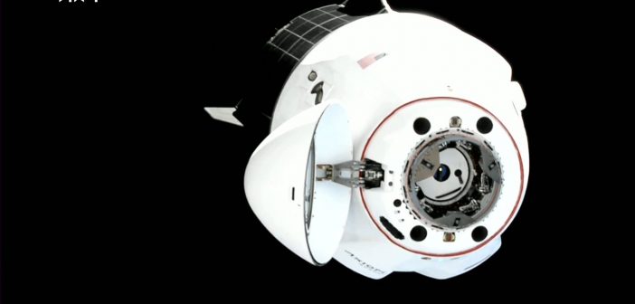 Pojazd załogowy Dragon 2 (Endeavour) zbliża się do ISS - 9 kwietnia 2022 / Credits - NASA TV