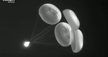 Kapsuła Dragon pod głównymi spadochronami - 25 kwietnia 2022 / Credits - SpaceX